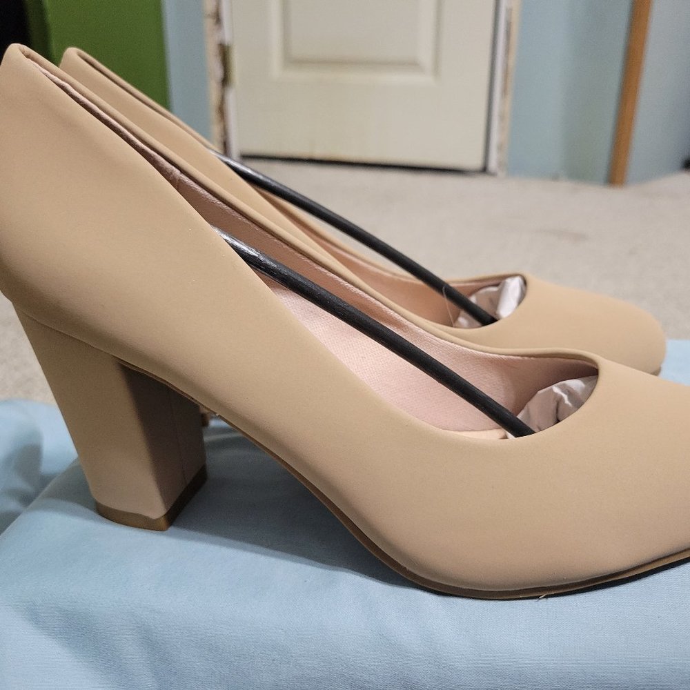 Nude pumps